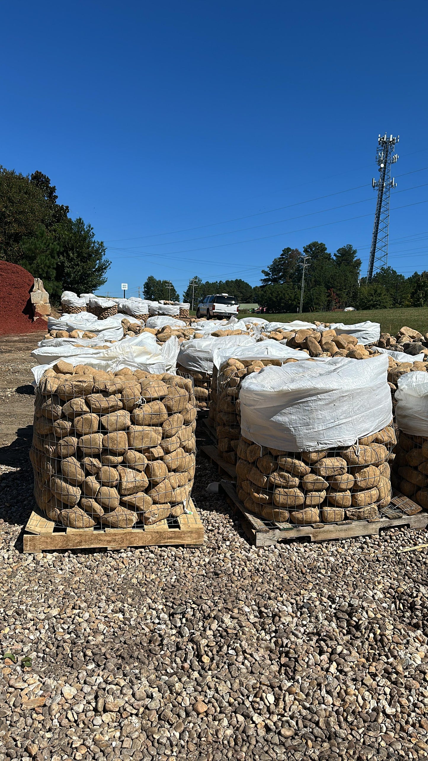 Medium River Round Rocks Pallet β 6" to 8" | 1.5 TONS